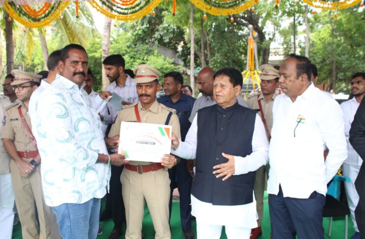 Kottur Jagadish receives the best employee award